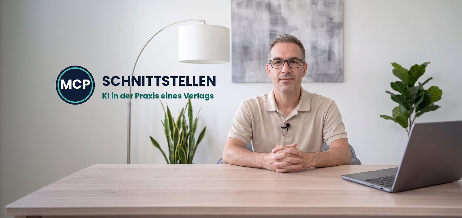 Alex am Schreibtisch, daneben das Zeichen MCP Schnittstellen – KI in der Praxis eines Verlags